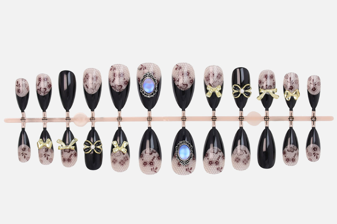 Kunstnagelset mit eleganten Punkt- und Schleifenverzierungen Karnz