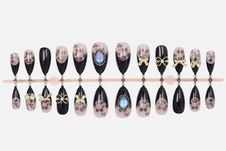 Kunstnagelset mit eleganten Punkt- und Schleifenverzierungen Karnz