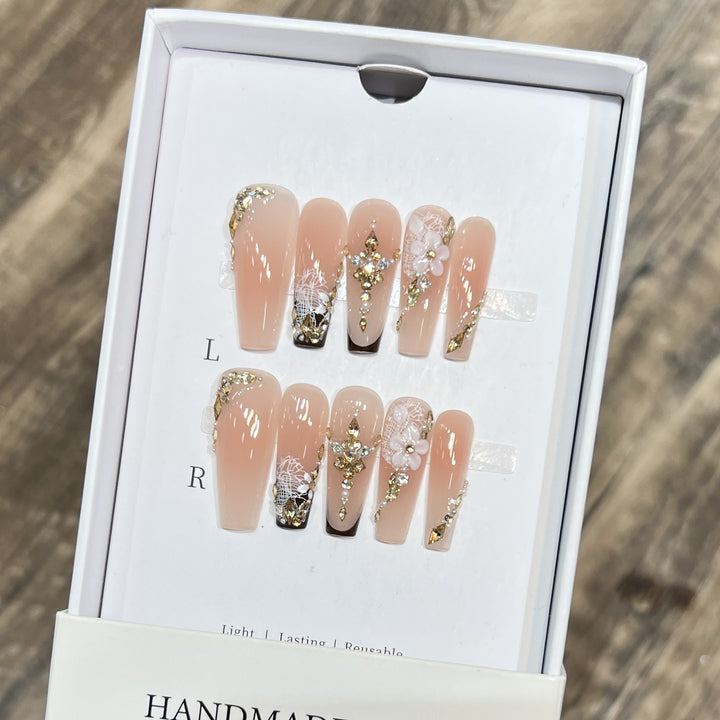 Künstlerisches wiederverwendbares Press-On-Nagelset mit floralen und goldenen Akzenten Karnz