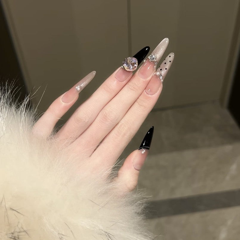Elegante Stiletto Kunstnägel mit Funkelnden Strassdetails Karnz