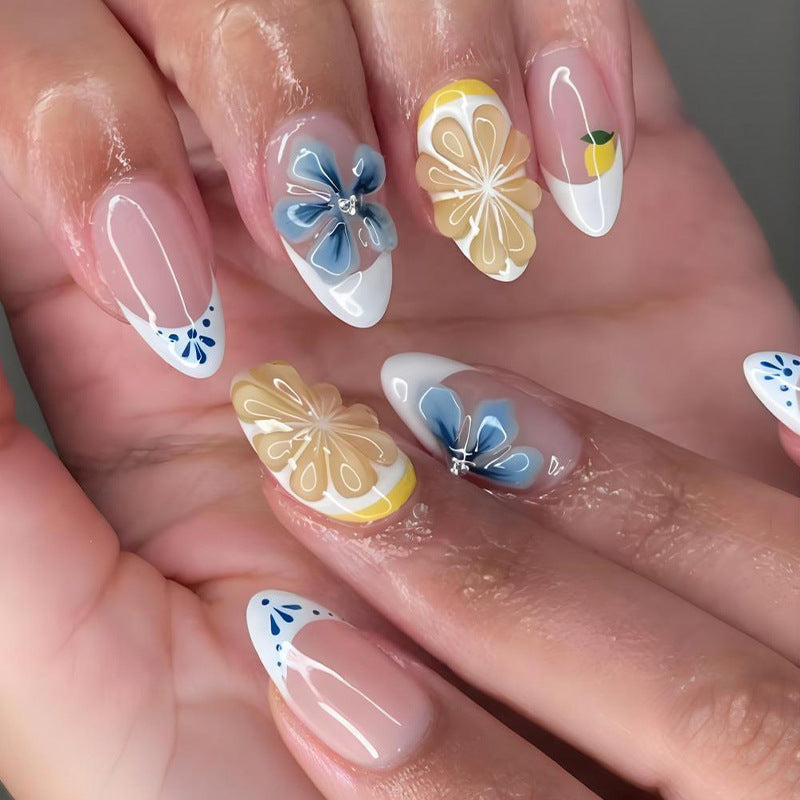 Kunstnagelset mit eleganten Blumen- und Schmetterlingsakzenten Karnz