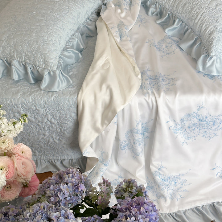 Gesteppte Tagesdecke mit Volant und Wendbarer Satin-Bettwäschegarnitur