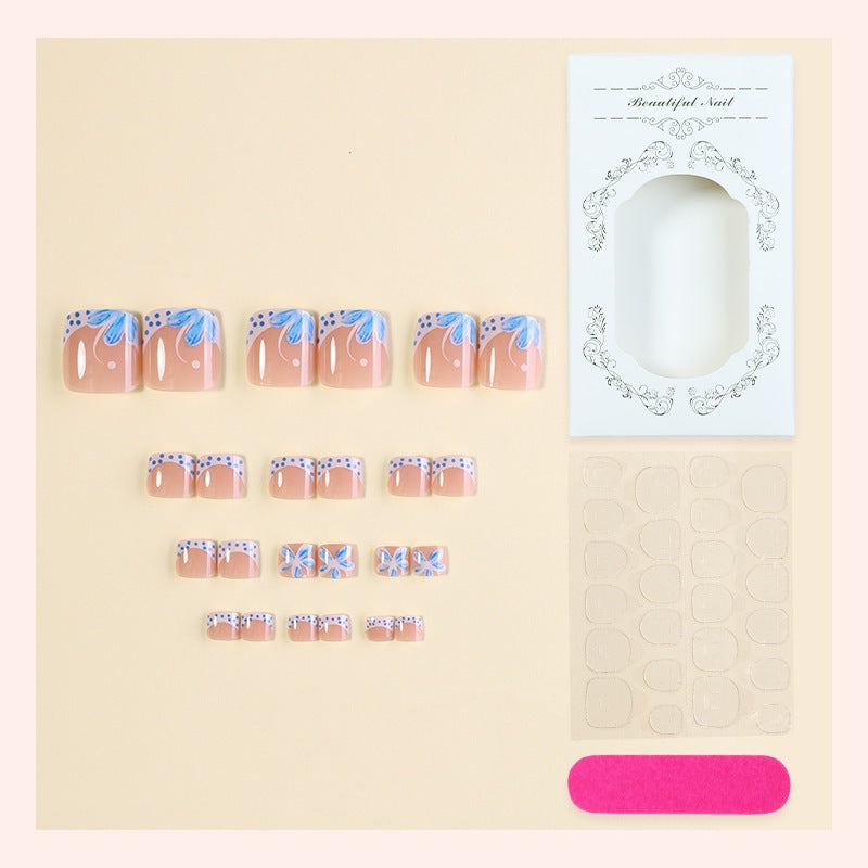 Kreatives Nagelset mit eleganten Blütenornamenten Karnz