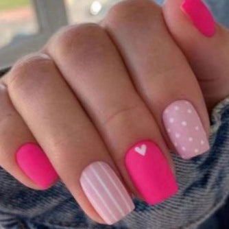 Herz-verzierte Nagelkunst-Design Karnz