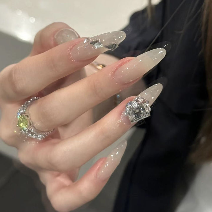Glamouröse mit Strass verzierten Press-On-Nagelerweiterungen Karnz