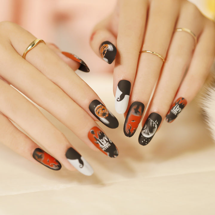 Kunstvolle Nagelverlängerungen mit kreativen Augen-Design Karnz