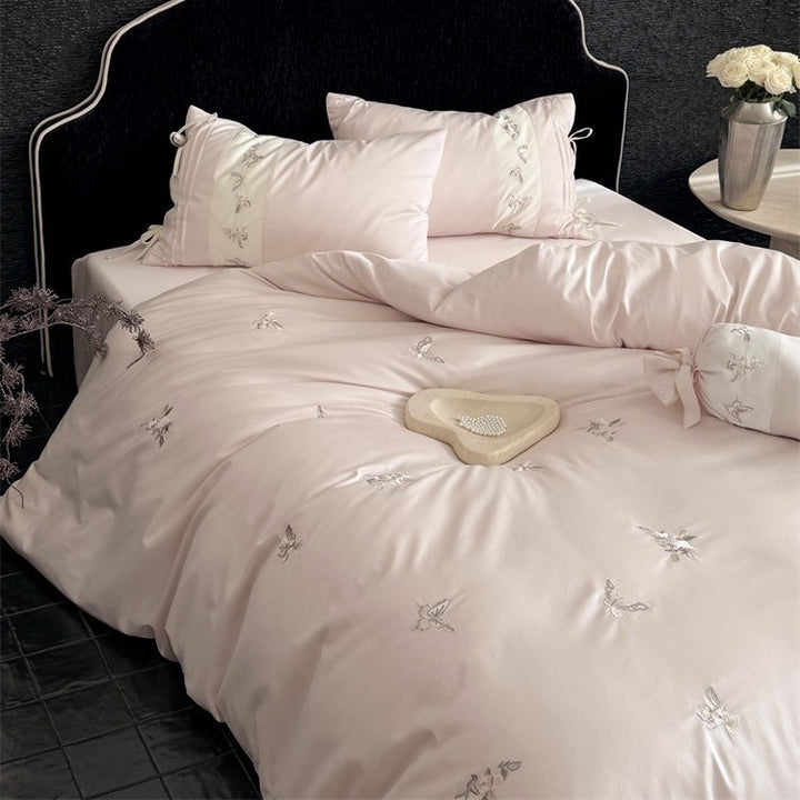 Luxuriöses Satin-Bettwäscheset mit bestickten Blütenapplikationen und Nackenrolle Karnz