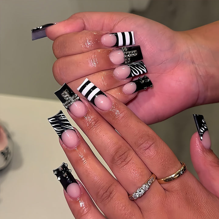 Kunstnägel Im Modernen Streifen- und Zebra-Design Karnz