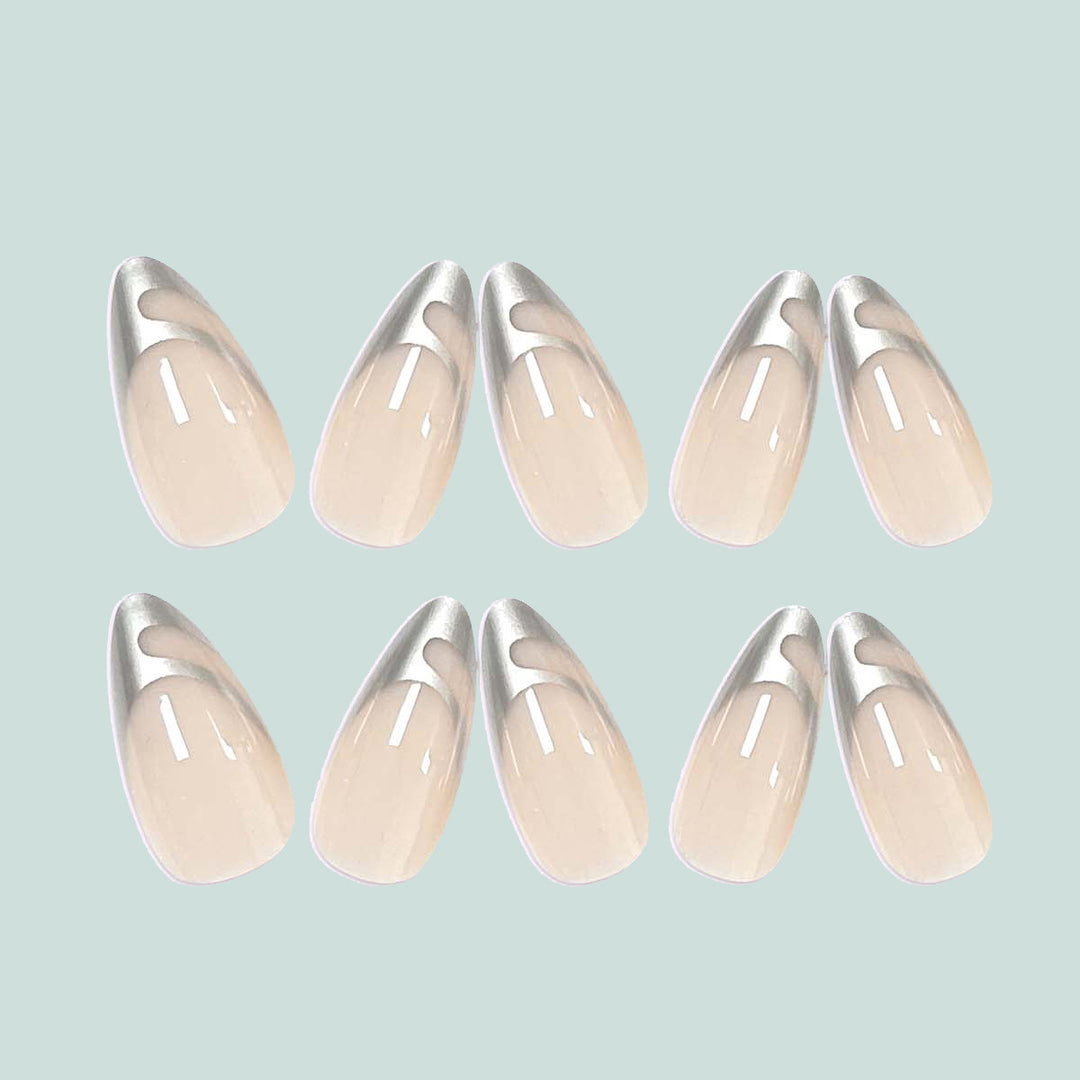 Exklusive Stiletto Kunstnägel mit Metallic-Akzenten Karnz