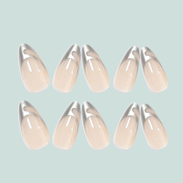 Exklusive Stiletto Kunstnägel mit Metallic-Akzenten Karnz