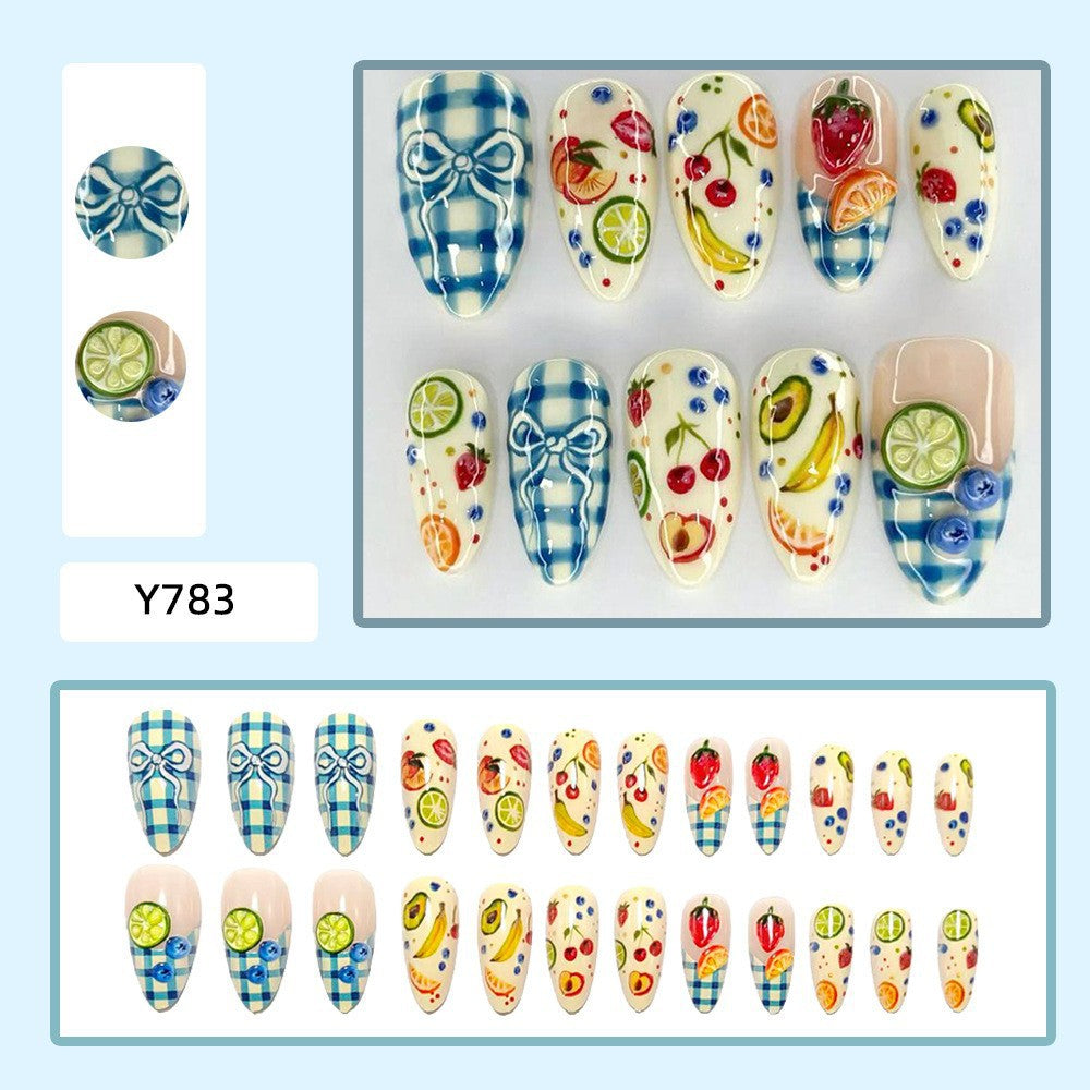 Kunstvoller Nagelspitzen Set mit Blattakzenten Karnz