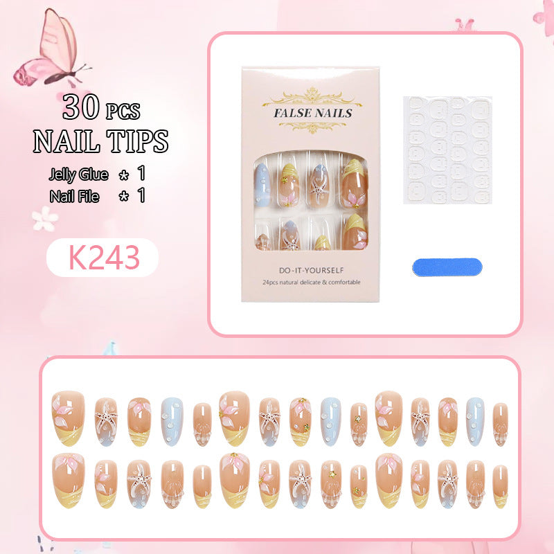 Kunstnägel mit floralen Motiven und Glitzerdetails Karnz