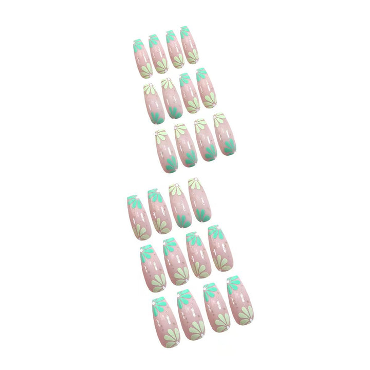 Kunstvoll gestaltete Nail Art Karnz