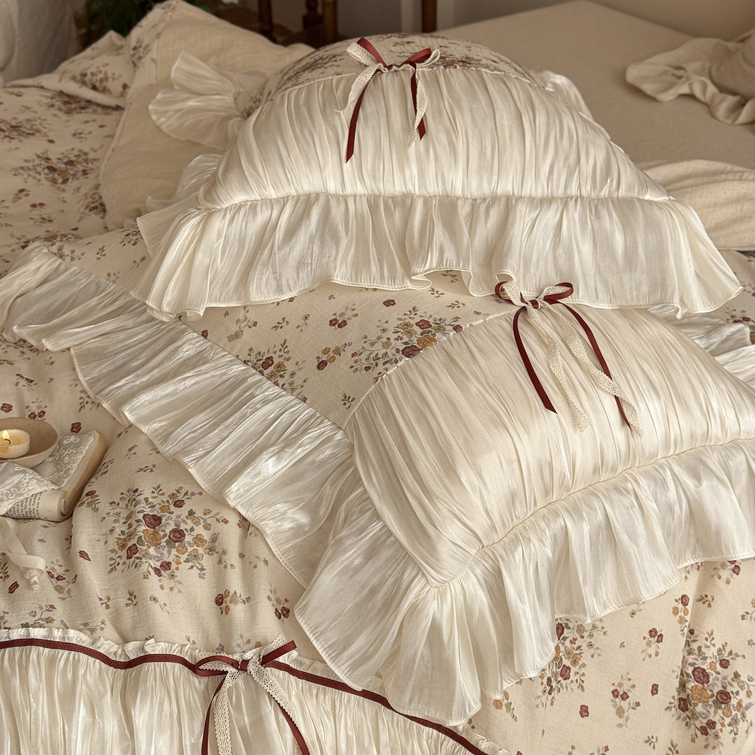 Bettwäsche-Set mit plissiertem Satin-Bettrock und Vintage‑Blumenprint