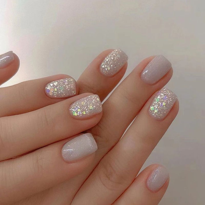 Stylisches Press-On-Nagelset mit schimmerndem Finish Karnz