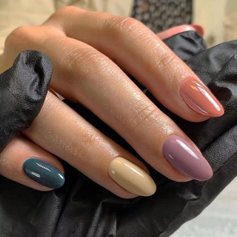Kunstvolle Nagelverlängerungen mit elegantem Blattmuster Karnz