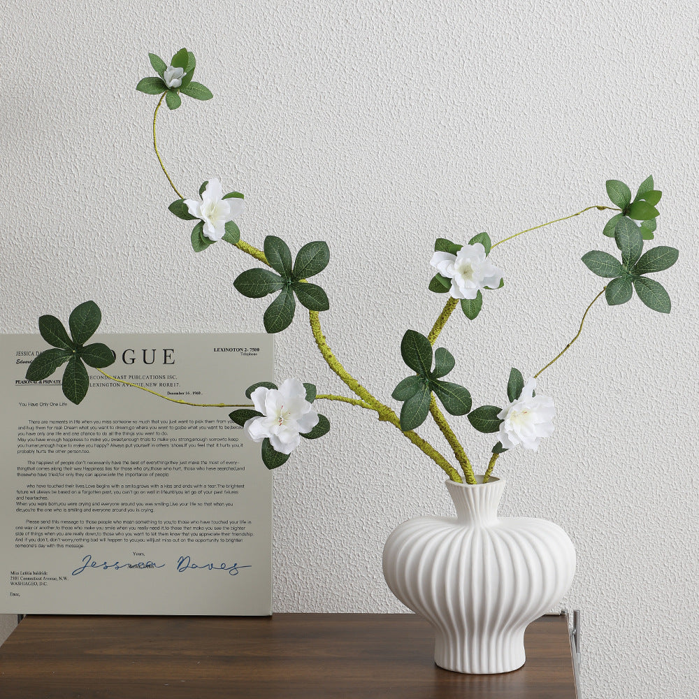 Eleganter Kunstblütenzweig mit realistischen Blüten und Blättern Karnz