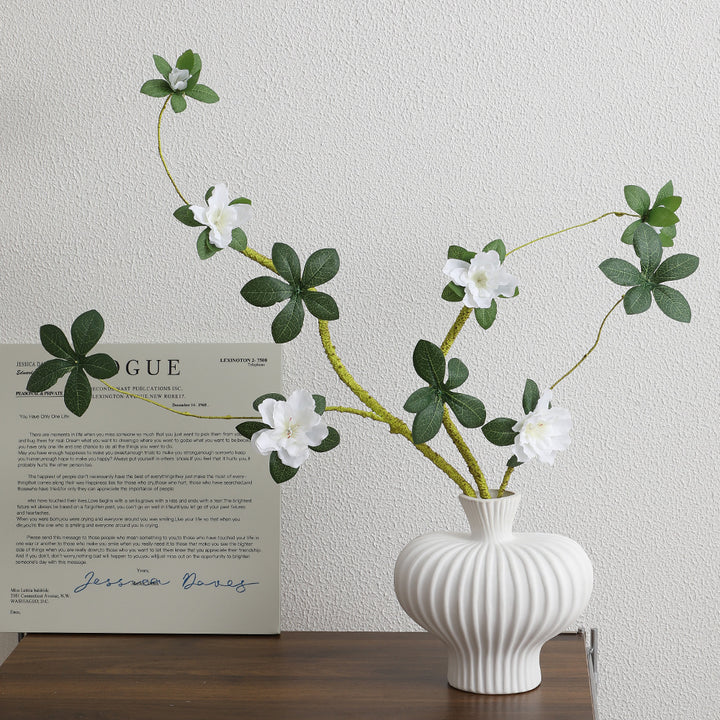 Eleganter Kunstblütenzweig mit realistischen Blüten und Blättern Karnz