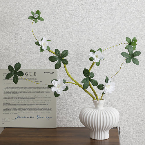 Eleganter Kunstblütenzweig mit realistischen Blüten und Blättern Karnz