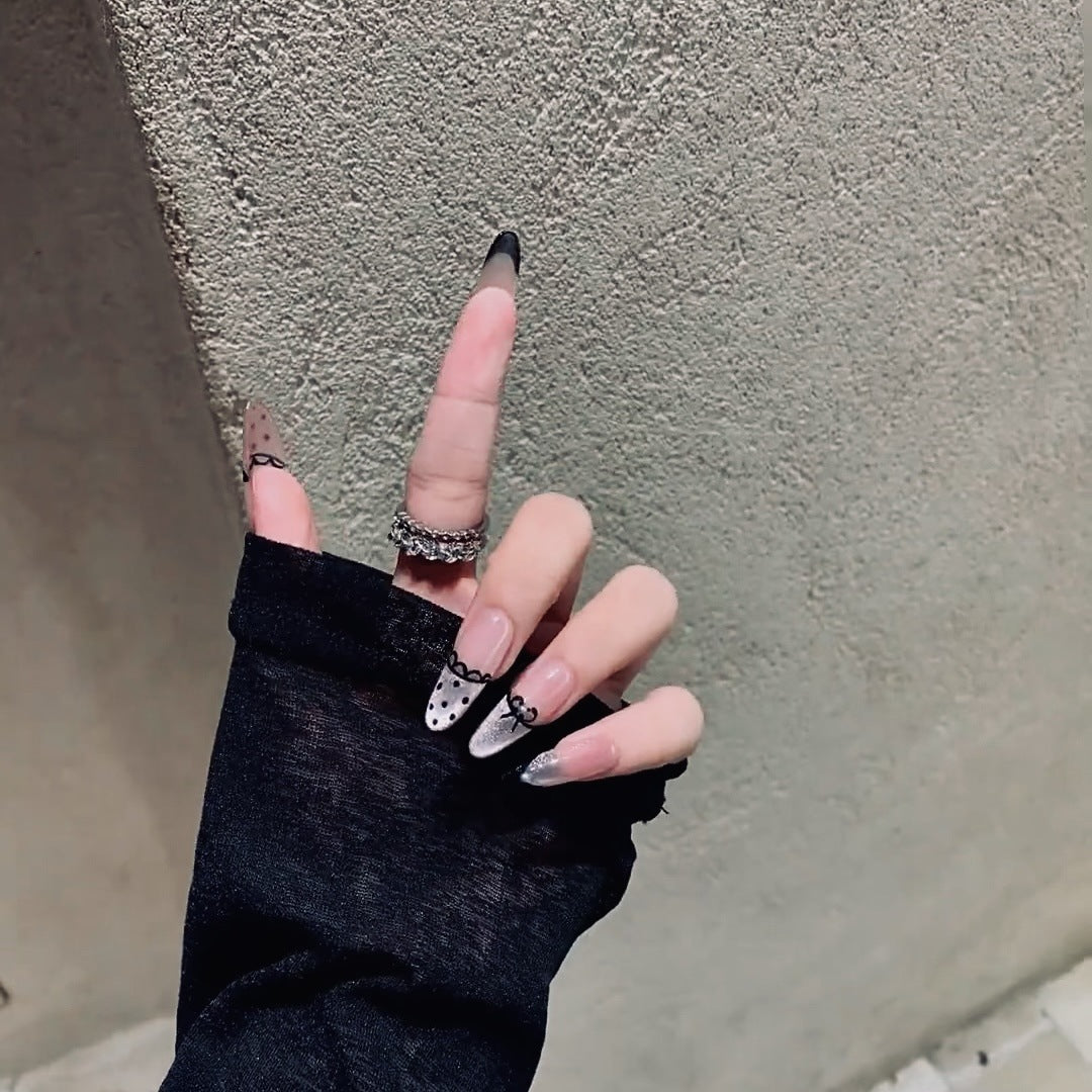 Künstlerische French Tip Press-On Nägel Karnz