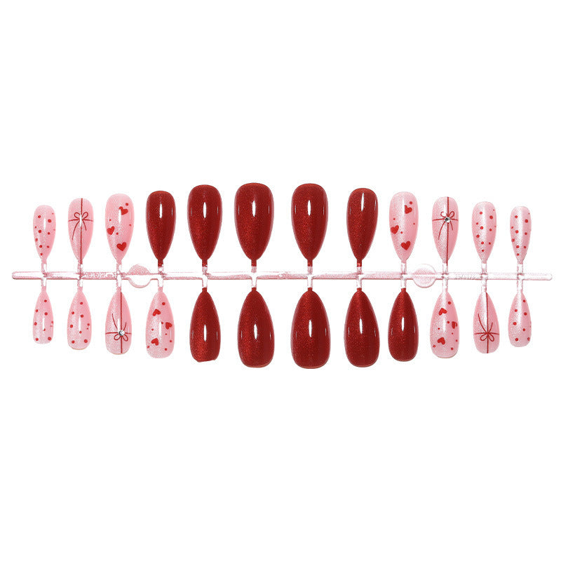 Kunstnagelset mit romantischen Herz- und Glitzerdesigns Karnz