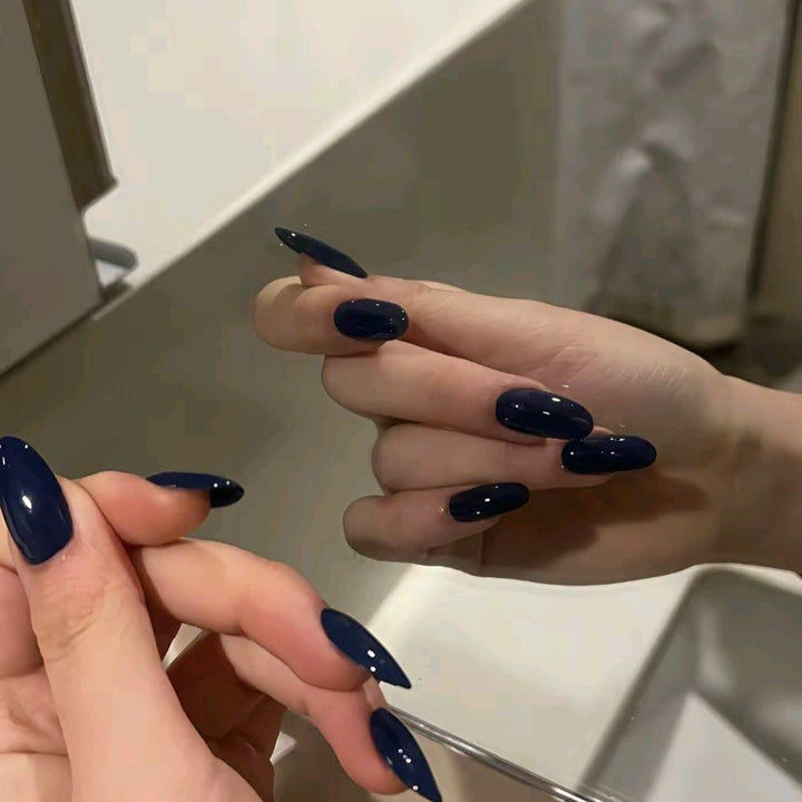 Glänzende mandelförmige Nagelverlängerungen