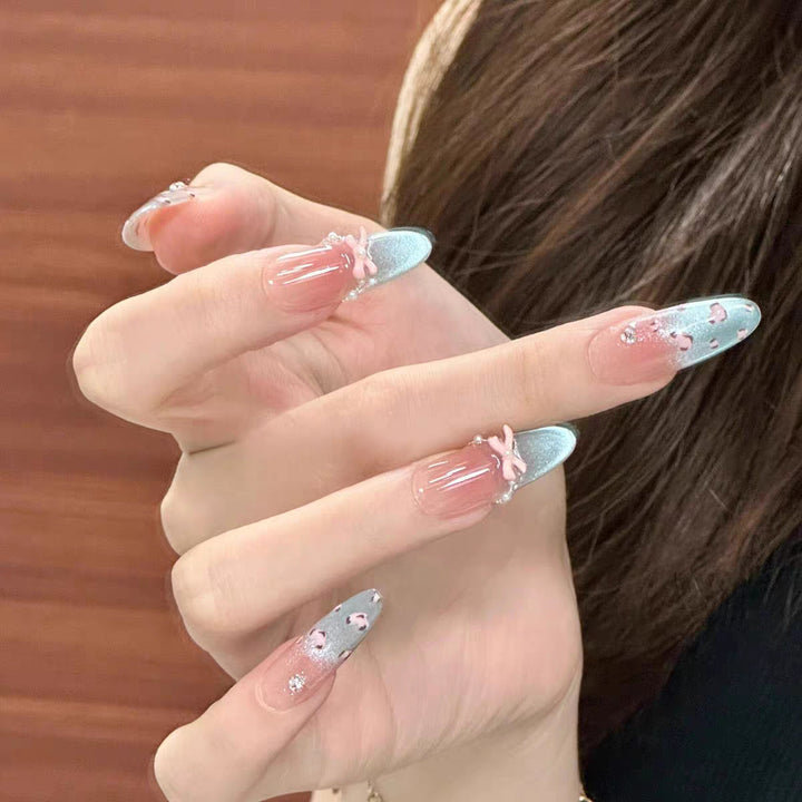 Künstlerisches Press-On-Nagelset mit verspielten Charakterdesigns Karnz