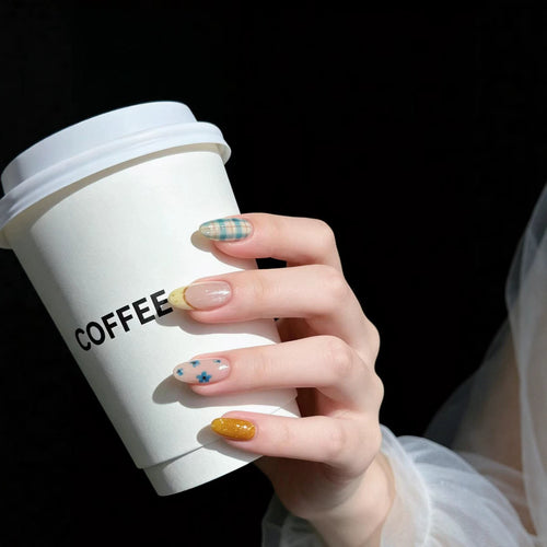 Künstlerisches Press-on-Nagelset mit floralem Design
