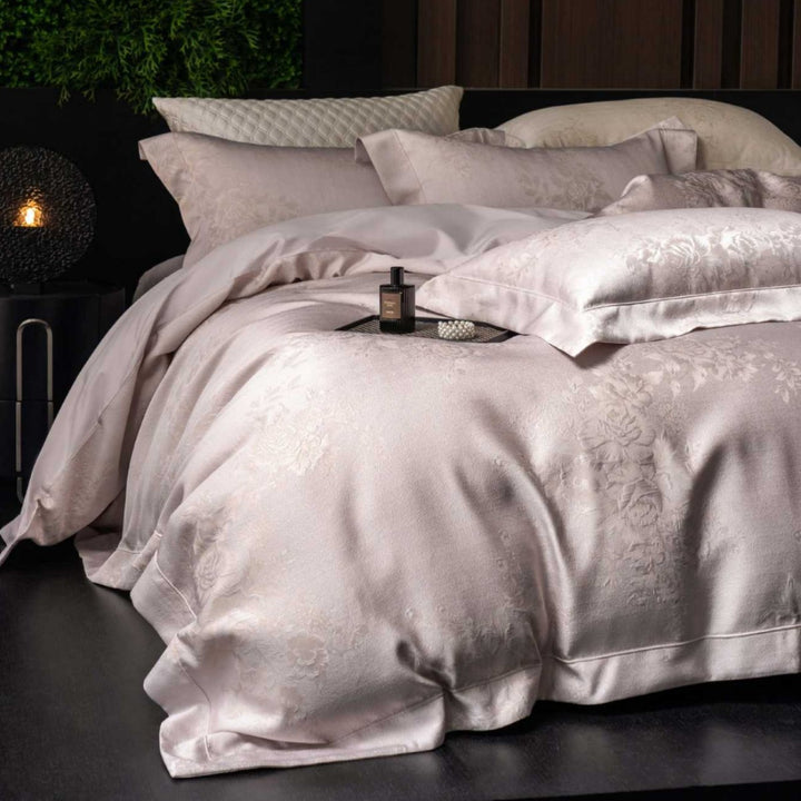Luxuriöses Jacquard-Satin-Duvet-Ensemble mit gefaltetem Bettrock & paspelierten Kissenbezügen