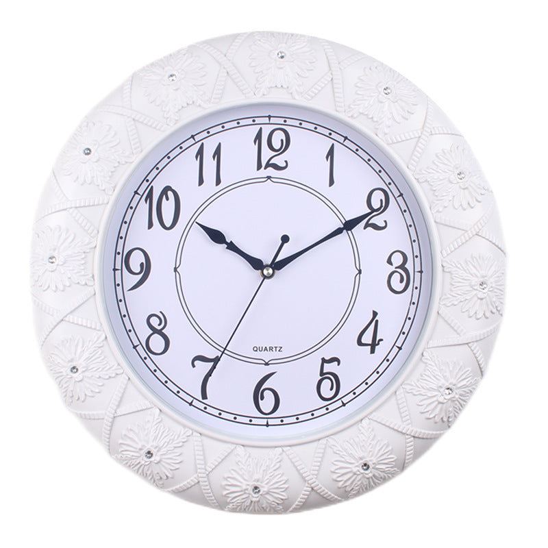 Elegante Wanduhr mit Filigranem Blumendesign Karnz
