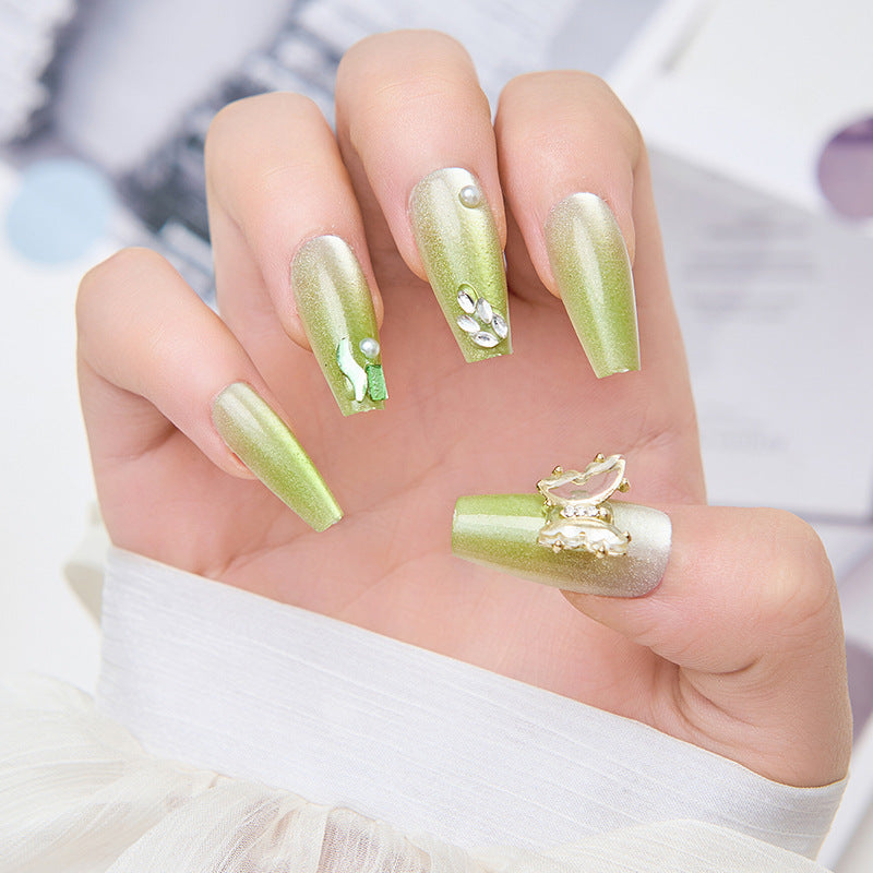 Kunstnägel mit Schmetterlingsakzenten und Glitzerdetails Karnz