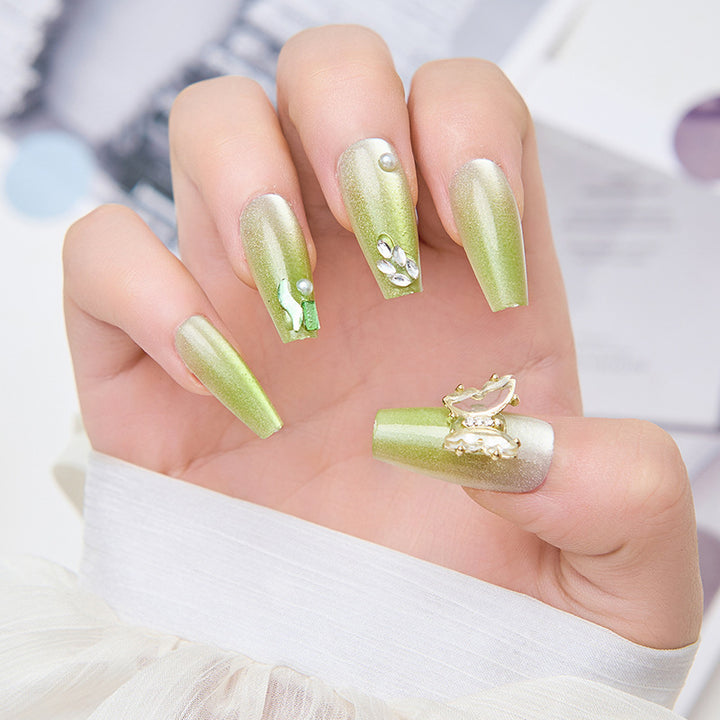Kunstnägel mit Schmetterlingsakzenten und Glitzerdetails Karnz