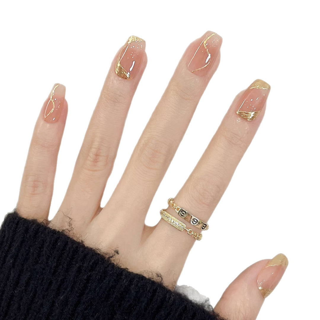 Elegantes Press-On-Nagelkunst-Set mit goldenen Akzentdesigns