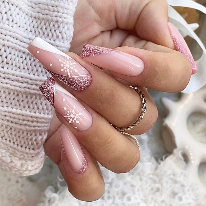 Kunstnagelset mit festlichem Winterthema Karnz