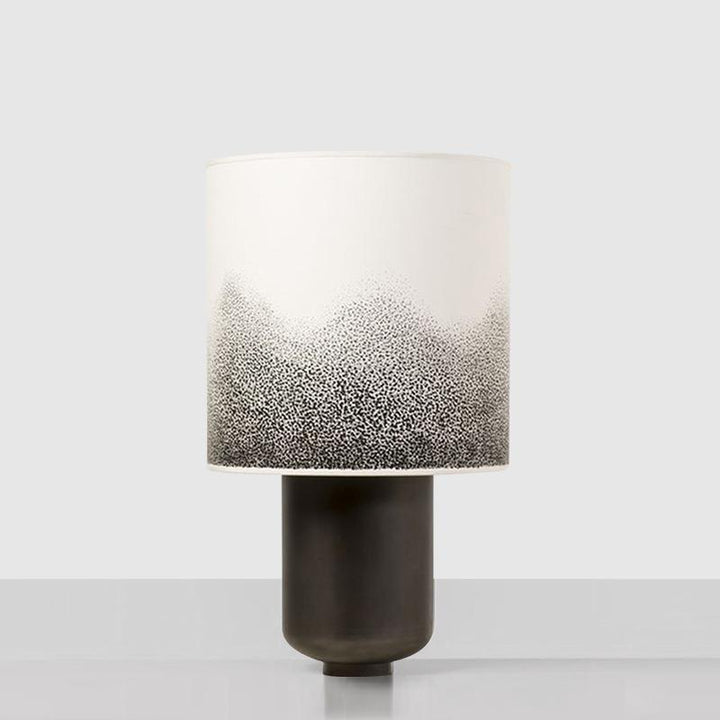 Moderne Tischlampe mit künstlerischem Schirm