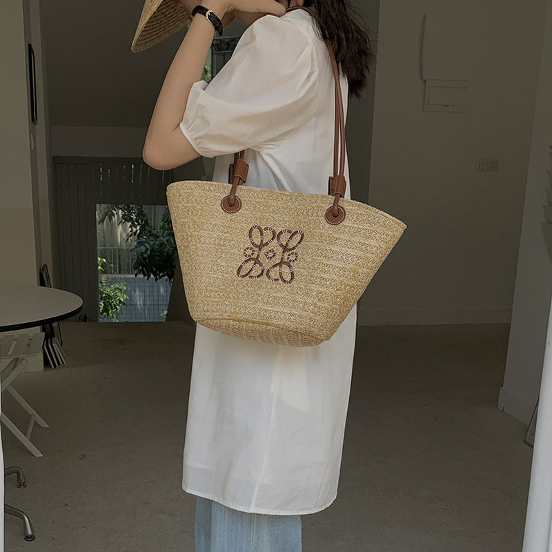 Damen Elegante Handtasche aus geflochtenem Naturmaterial mit luxuriösen Ledergriffen Karnz