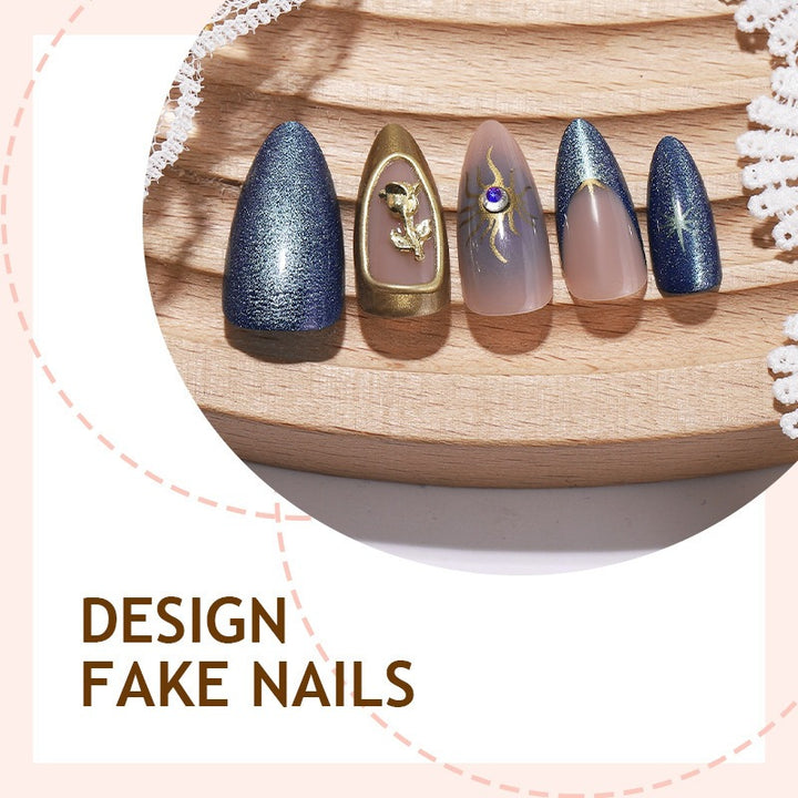 Künstliches Nagelset mit eleganten goldenen und blauen Akzenten Karnz
