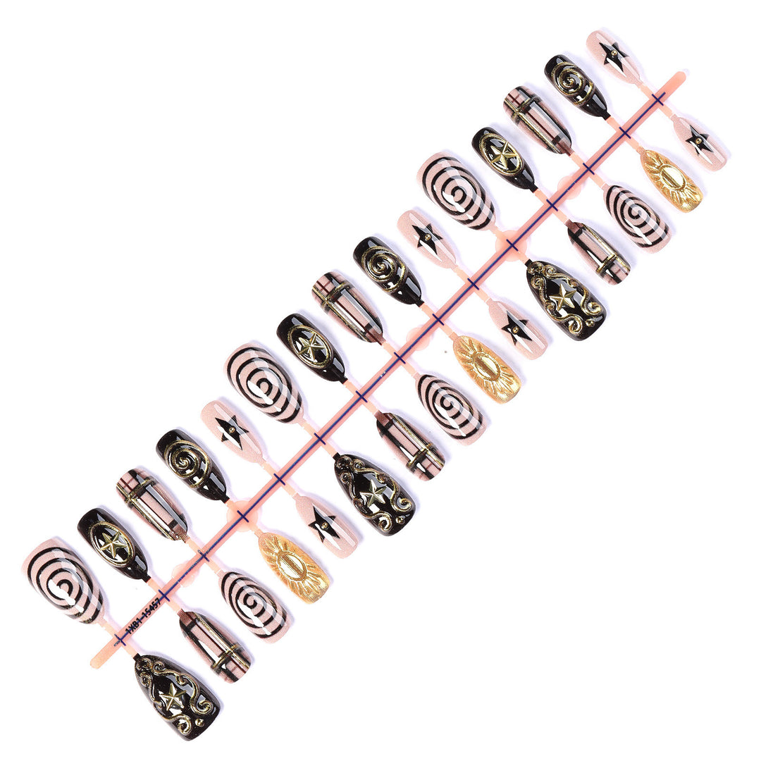 Kunstnagelset mit glamourösen 3D-Verzierungen und stilvollen Akzenten Karnz