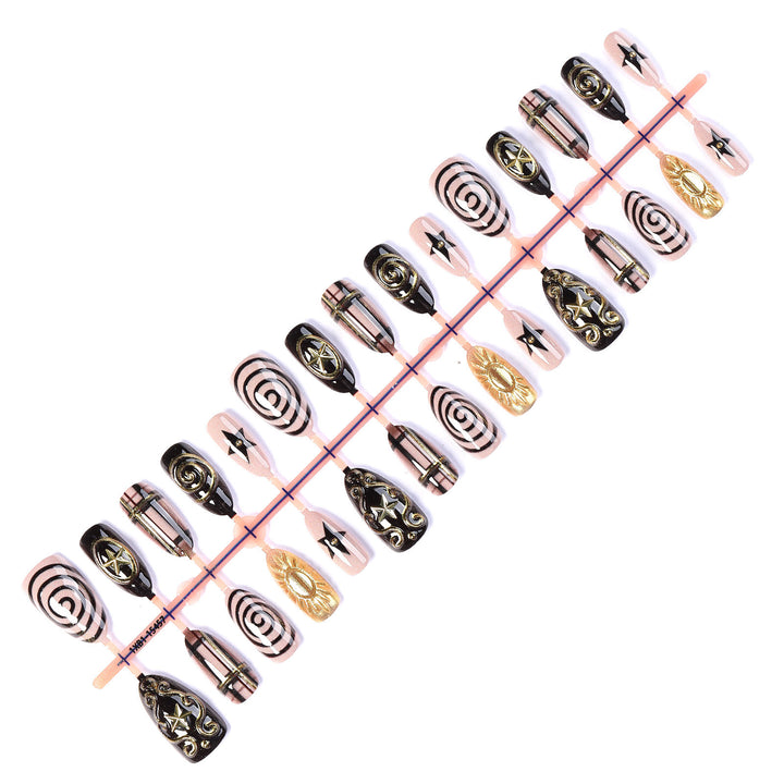 Kunstnagelset mit glamourösen 3D-Verzierungen und stilvollen Akzenten Karnz