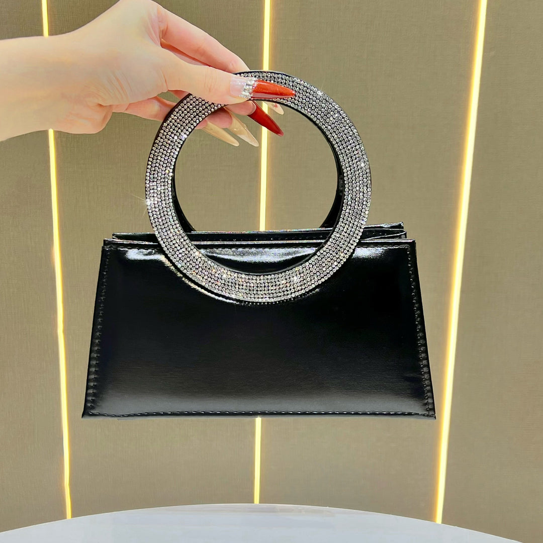 Elegante ringgetragene Abendhandtasche