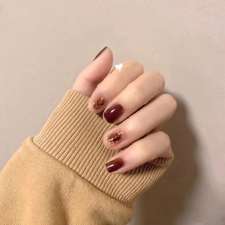 Künstlerisches Press-On-Nagelset mit goldenen Akzenten