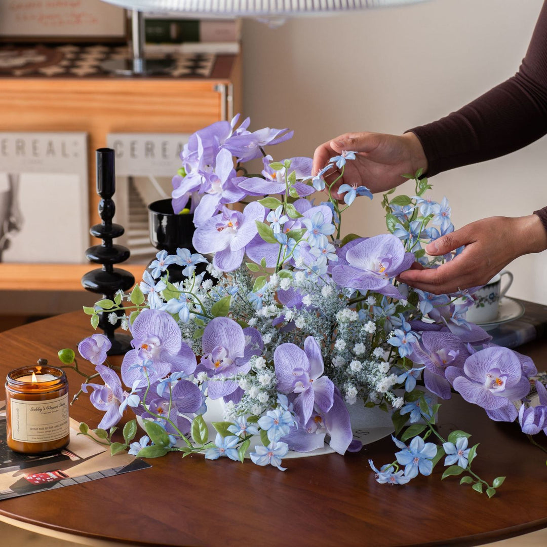 Lebensechte Orchideen Blumenarrangement