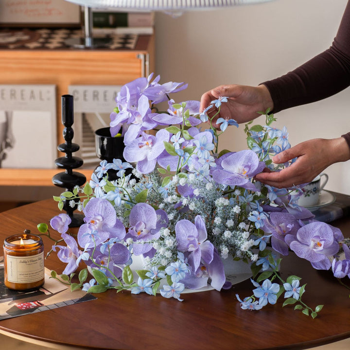Lebensechte Orchideen Blumenarrangement