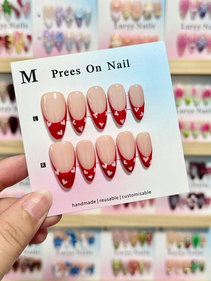 Handgemachtes Press-On Nagelset mit Herzmuster