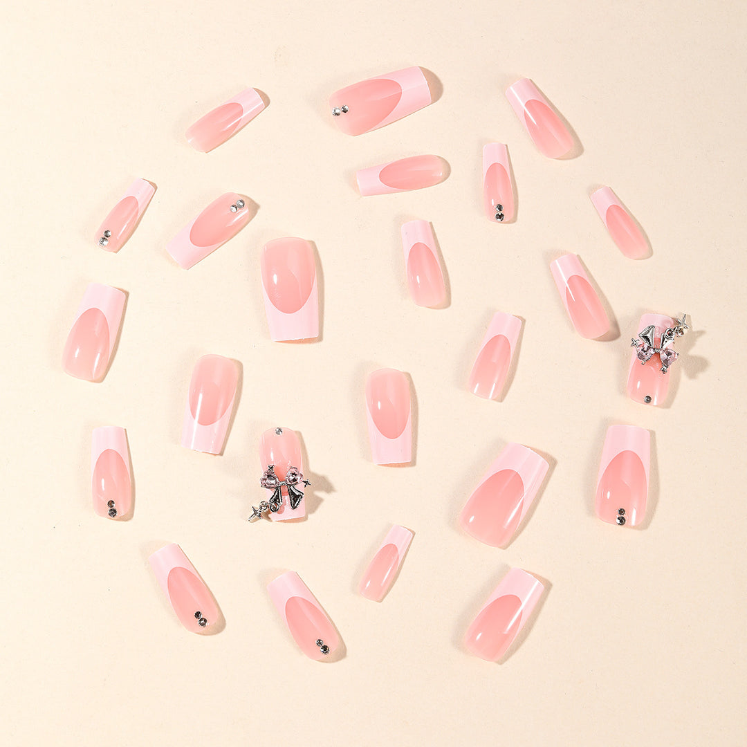 Elegantly gestaltete French Tip Acryl-Nagelkunst Karnz
