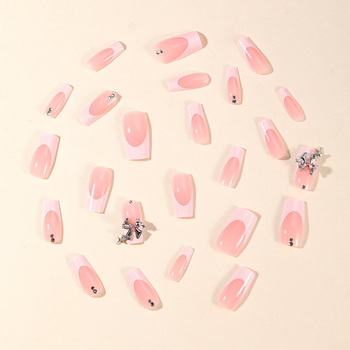 Elegantly gestaltete French Tip Acryl-Nagelkunst Karnz