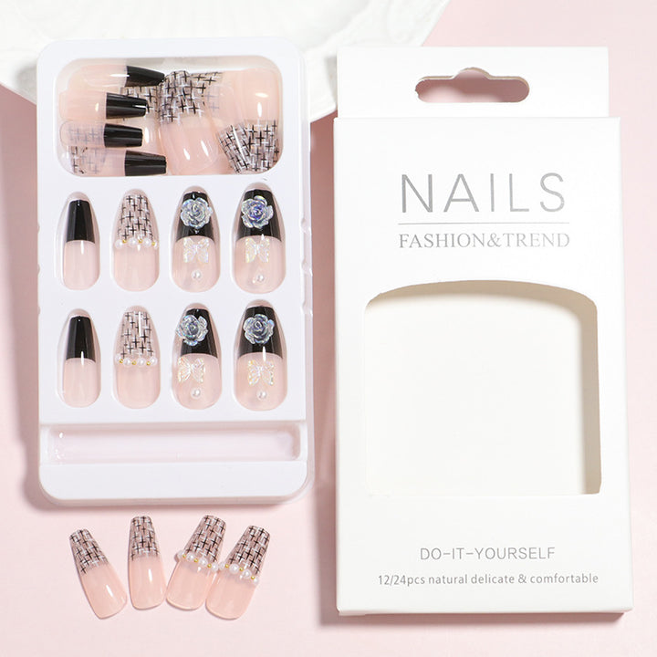 Dekorativer Press-On-Nagelset mit 3D-Akzenten Karnz