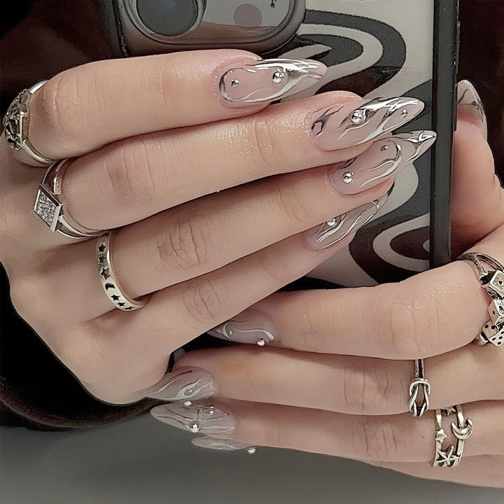 Kunstvolle Nageldesigns mit Glitzerakzenten Karnz