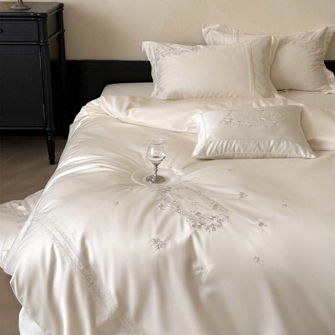 Luxuriöses Satin-Feel gesticktes florales Bettbezugset mit dekorativen Kissenbezügen
