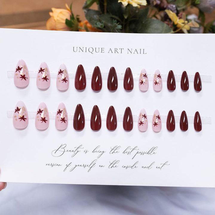 Elegantes Nagelkunstset mit floralen Akzenten